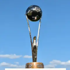 Trofeum dla mistrza Polski ekstraklasa, symbol zwycięstwa i dumy.