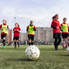 Koszty treningów piłki nożnej dla dzieci: Pełny przewodnik dla rodziców