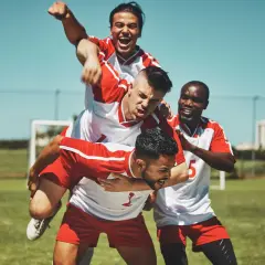 Piłkarze świętują zwycięstwo, jeden na drugim. To z pewnością był hat trick!