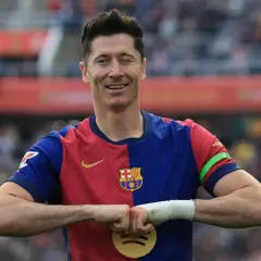 Robert Lewandowski, król strzelców, w koszulce Barcelony z charakterystycznym gestem.