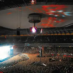 Koncert na Stadionie Narodowym, gdzie jego ogromna pojemność pozwala pomieścić tłumy fanów. Światła i ekrany tworzą niesamowitą atmosferę.