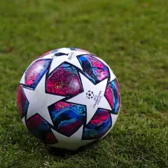 Piłka Ligi Mistrzów na trawie. Gdzie odbędzie się finał ligi mistrzów 2026?