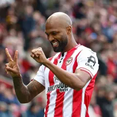 Igor Thiago, piłkarz Brentford FC, świętuje zwycięstwo, pokazując znak pokoju i zaciśniętą pięść.