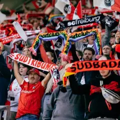 Fani SC Freiburg z szalikami "Südtribüne" i "Südbaden" na meczu z Bayernem Monachium. Statystyki tego spotkania z pewnością były emocjonujące.
