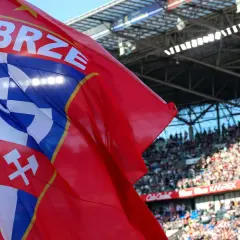 Czerwona flaga z napisem "ZABRZE" i herbem klubu na tle trybun pełnych kibiców. Ciekawe, ile sprzedano biletów na ten mecz Górnika Zabrze!