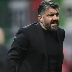 Gennaro Gattuso, zacięty trener, krzyczy na boisku.