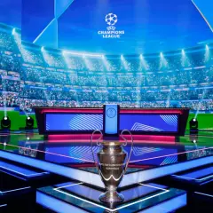 Trofeum Ligi Mistrzów na scenie z widownią w tle. Już wkrótce emocje, kiedy wraca liga mistrzów!