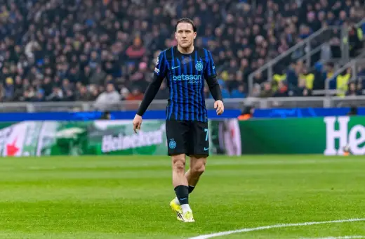 Piłkarz Interu Mediolan w czarno-niebieskim stroju na tle trybun. Składy: Inter Mediolan – Lazio.