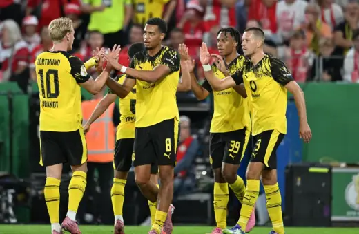Pięciu piłkarzy Borussii Dortmund w żółtych koszulkach świętuje bramkę. Brandt z numerem 10 na plecach.
