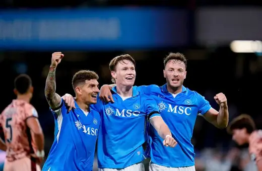 Trzech piłkarzy Napoli świętuje zwycięstwo nad Hellas Verona. Radość na twarzach i uniesione pięści świadczą o dobrych rankingach.