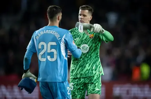 Dwóch bramkarzy, jeden w niebieskim z numerem 25, drugi w zielonej koszulce z logo Barcelony, rozmawia na boisku. Czyżby ten w zielonym był najlepszym bramkarzem na świecie?