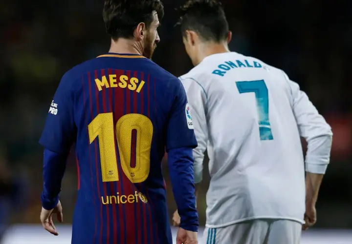 Messi i Ronaldo stoją obok siebie. Kto jest lepszy? Odwieczne pytanie fanów piłki nożnej.