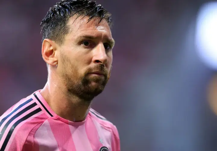Messi w różowej koszulce Interu Miami, gotowy do gry.