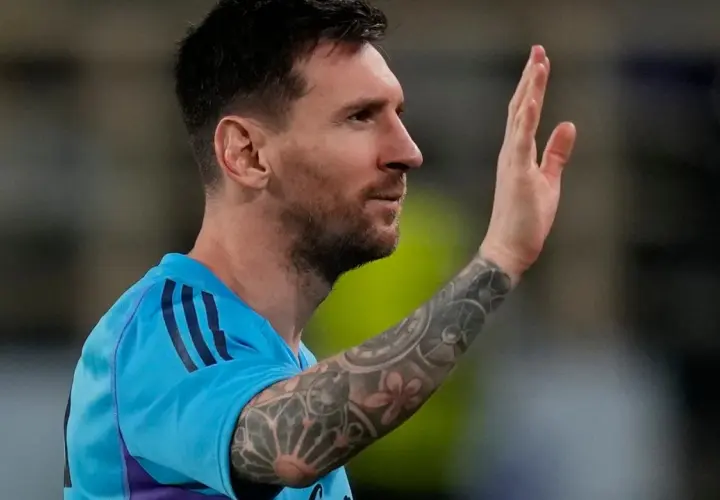 Messi w błękitnej koszulce pozdrawia kibiców. Zastanawiasz się, ile goli ma Messi?