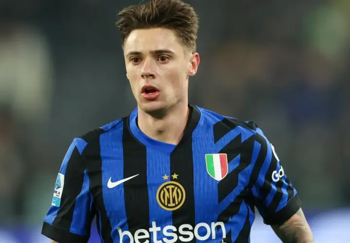 Piłkarz w niebiesko-czarnej koszulce Interu Mediolan, z tarczą Serie A. To właśnie tam gra Zalewski, choć na zdjęciu jest inny zawodnik.