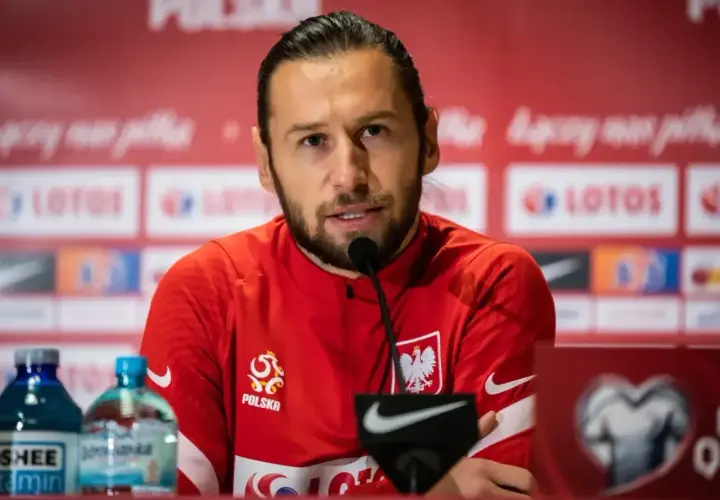 Grzegorz Krychowiak, w koszulce reprezentacji Polski, podczas konferencji prasowej. Gdzie gra? W kadrze narodowej!