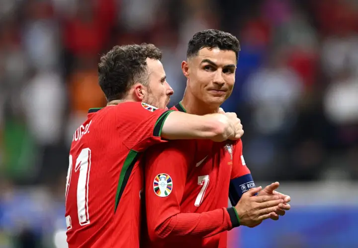 Diogo Jota obejmuje Cristiano Ronaldo po zdobyciu bramki.