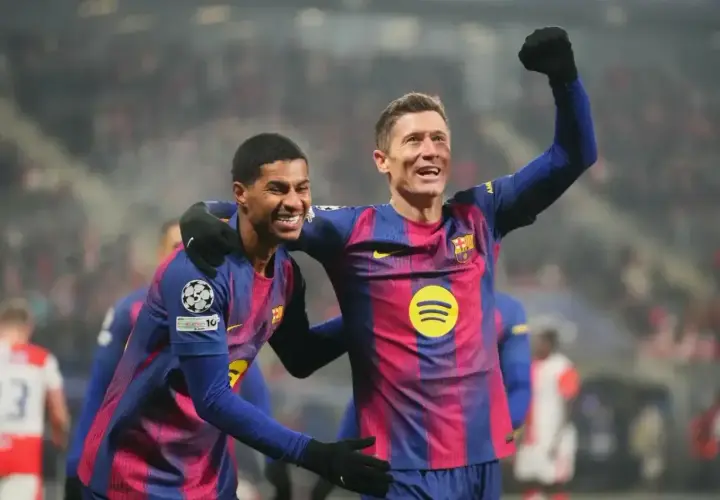 Radość po golach! Lewandowski i jego kolega z drużyny świętują zwycięstwo.