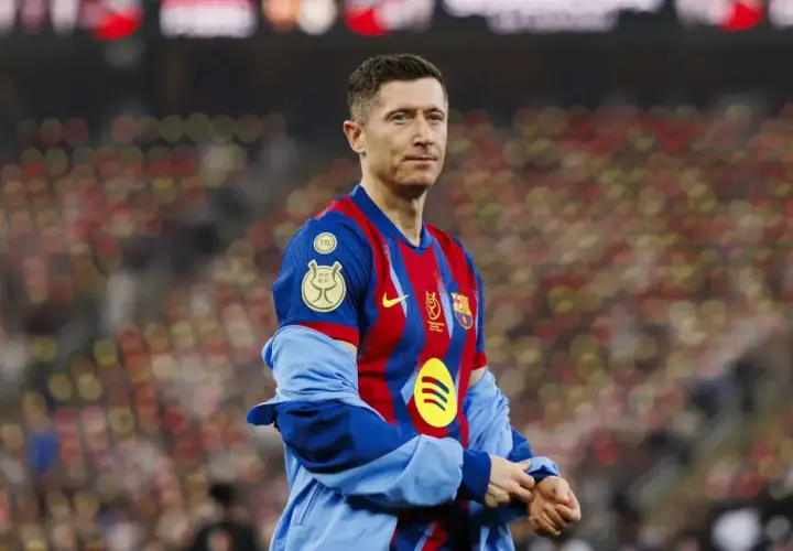 Robert Lewandowski, jeden z najlepiej zarabiających piłkarzy, w koszulce FC Barcelony na tle trybun.