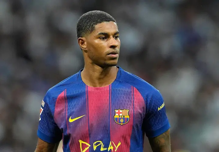 Piłkarz Marcus Rashford w koszulce FC Barcelony.