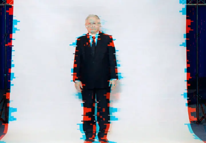 Mężczyzna w garniturze, zniekształcony przez efekt glitch. Czy to zapowiedź nowych plotek transferowych?