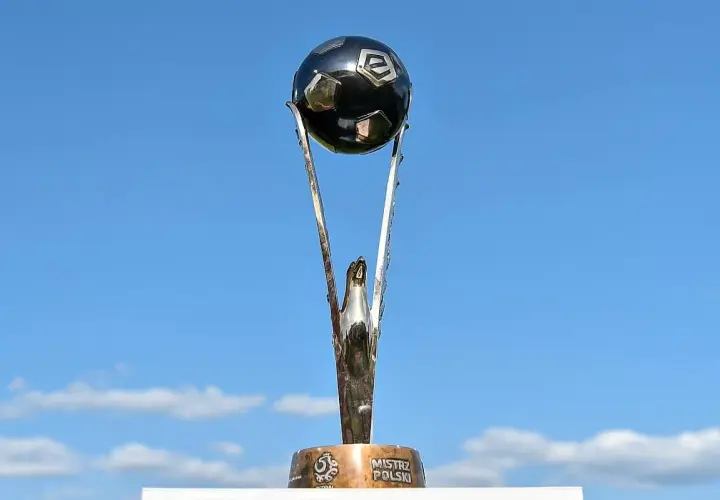 Trofeum dla Mistrza Polski w piłce nożnej, symbol zwycięstwa i ciężkiej pracy na boisku.