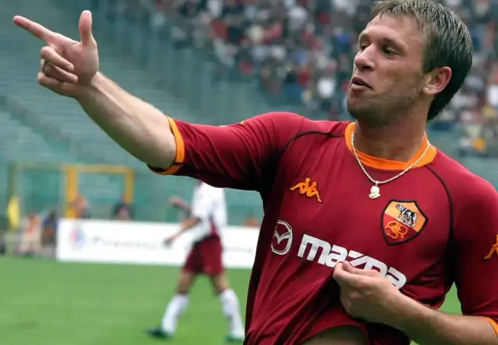 Cassano w koszulce Romy, radośnie wskazuje palcem, świętując bramkę.