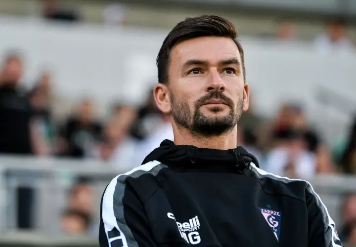 Trener Górnika Zabrze wpatrzony w dal, być może analizuje najnowsze górnik zabrze plotki transferowe.