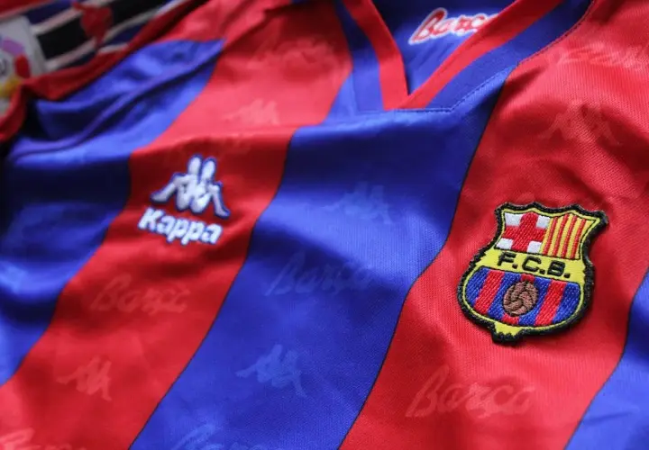 Koszulka FC Barcelona z herbem i logo Kappa. Duma strzelców barcelony.