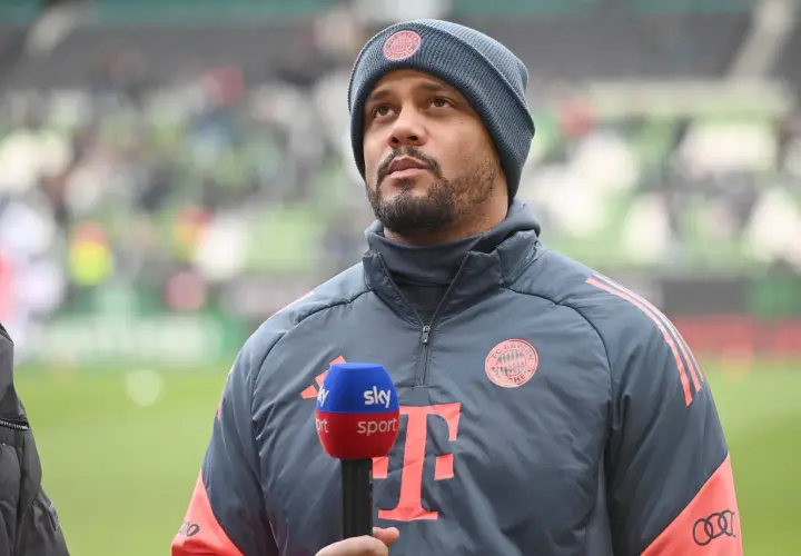 Piłkarz Bayernu Monachium w czapce i kurtce z logo klubu, trzymający mikrofon Sky Sport. Czekamy na kolejne bayern monachium transfery.