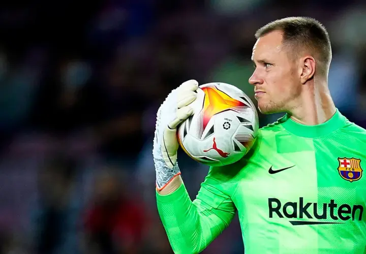 Marc-André ter Stegen, bramkarz FC Barcelony, trzyma piłkę w rękawicy.