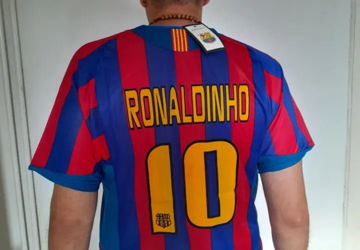 Koszulka FC Barcelona z nazwiskiem Ronaldinho i numerem 10.