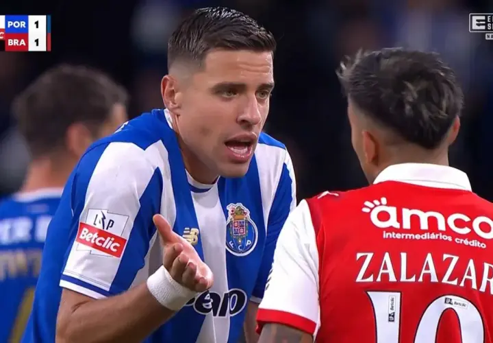 Piłkarz FC Porto, Jan Bednarek, w emocjonalnej rozmowie z rywalem. Wynik 1:1 w 52. minucie meczu.