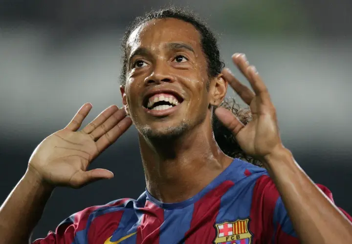 Uśmiechnięty Ronaldinho w koszulce Barcelony, z rękami przy uszach, jakby słuchał dopingu. Tak, Ronaldinho żyje i wciąż zachwyca!