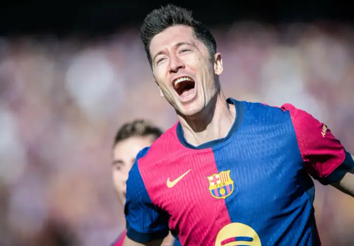 Robert Lewandowski w koszulce Barcelony, radośnie krzyczy. Ile języków zna Robert Lewandowski? Tego nie wiemy, ale na pewno mówi językiem goli!