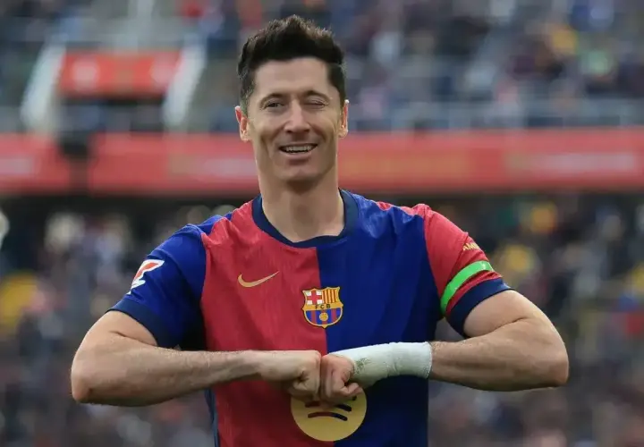 Robert Lewandowski, król strzelców, w barwach Barcelony, z charakterystycznym gestem po zdobyciu bramki.