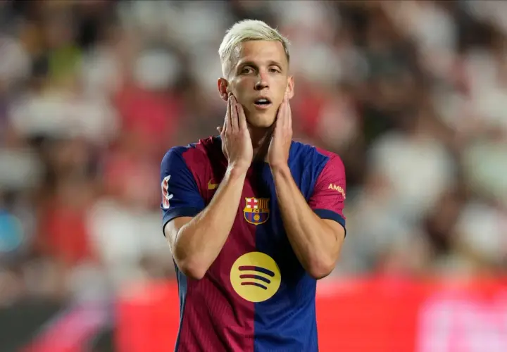 Piłkarz FC Barcelona, Ferran Torres, z dłońmi na twarzy, w charakterystycznej koszulce z logo Spotify.
