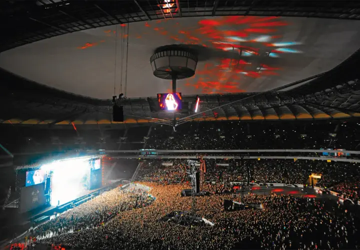 Koncert na Stadionie Narodowym, gdzie jego ogromna pojemność pozwala pomieścić tłumy fanów. Światła i ekrany tworzą niesamowitą atmosferę.