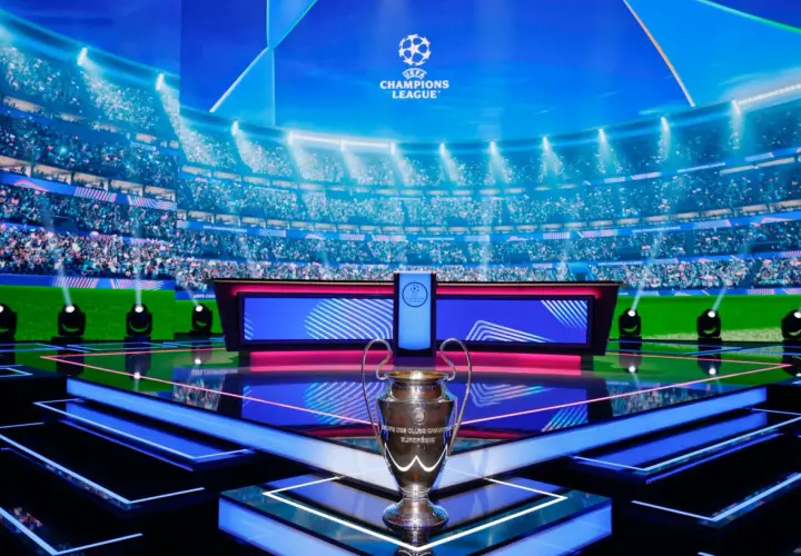 Trofeum Ligi Mistrzów na scenie z widownią w tle. Już wkrótce emocje, kiedy wraca liga mistrzów!