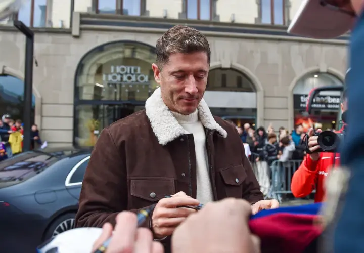 Robert Lewandowski: 38 mln $ rocznie! Jak zarabia poza boiskiem?