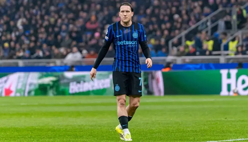 Piłkarz Interu Mediolan w czarno-niebieskim stroju na tle trybun. Składy: Inter Mediolan – Lazio.