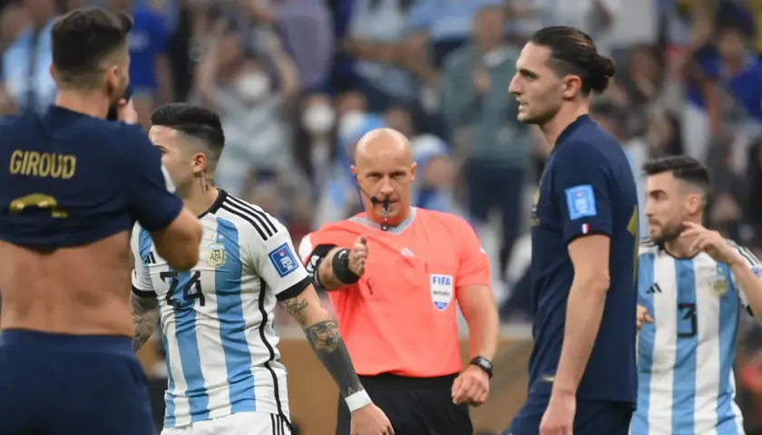 Sędzia przerywa grę, gdy zawodnicy reprezentacji Argentyny i Francji dyskutują.