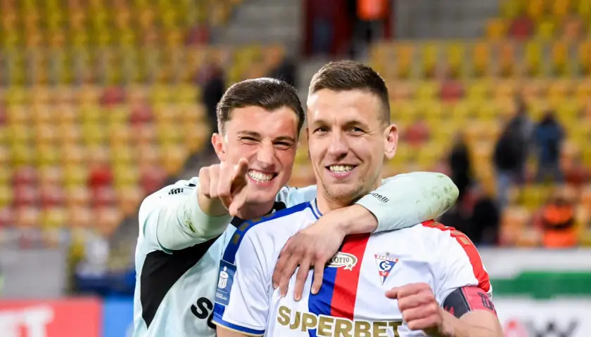 Dwóch piłkarzy Jagiellonii Białystok świętuje zwycięstwo nad Górnikiem Zabrze.