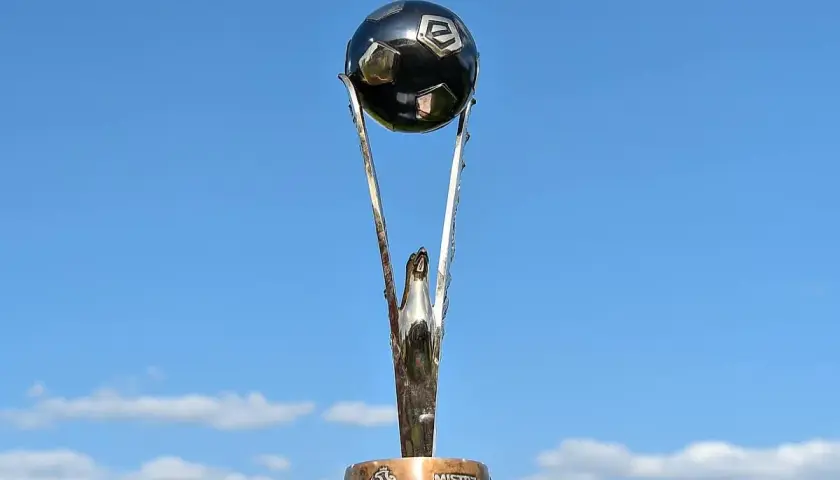 Trofeum dla Mistrza Polski w piłce nożnej, symbol zwycięstwa i ciężkiej pracy na boisku.