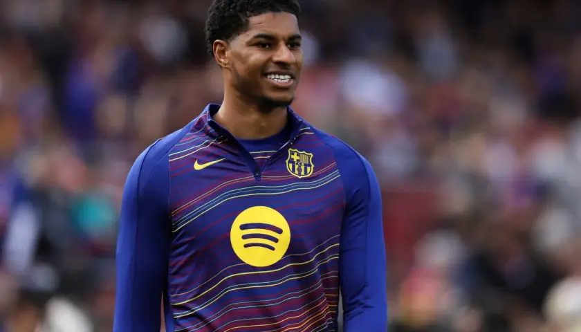 Piłkarz w stroju FC Barcelona, uśmiechnięty. Czy to zapowiedź nowych fc barcelona transfery?