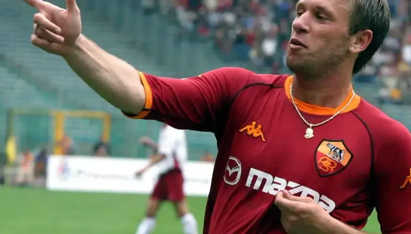 Cassano w koszulce Romy, radośnie wskazuje palcem, świętując bramkę.