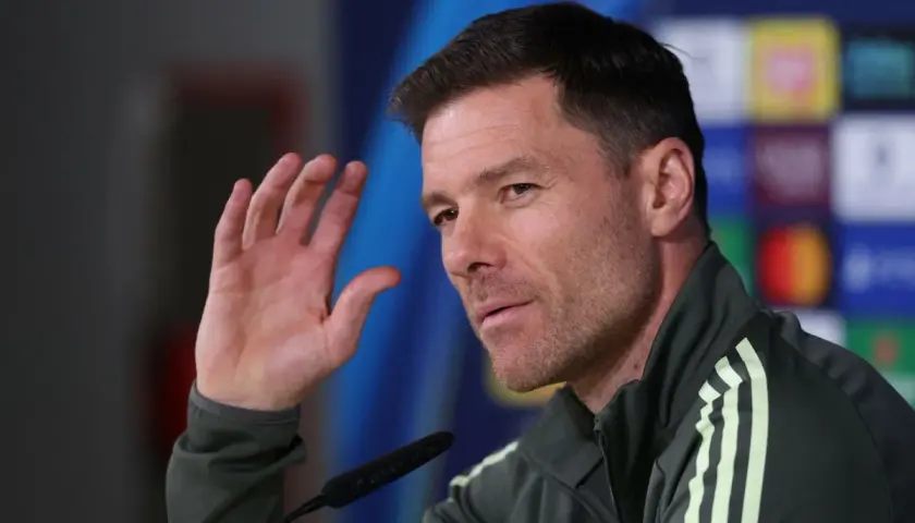 Xabi Alonso, potencjalny trener Chelsea, podczas konferencji prasowej.