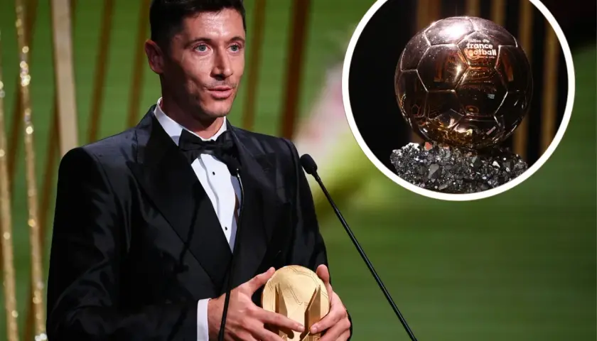 Robert Lewandowski w garniturze trzyma trofeum, obok widok na Złotą Piłkę.