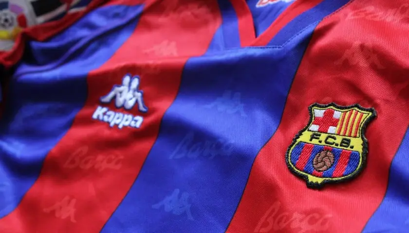 Koszulka FC Barcelona z herbem i logo Kappa. Duma strzelców barcelony.