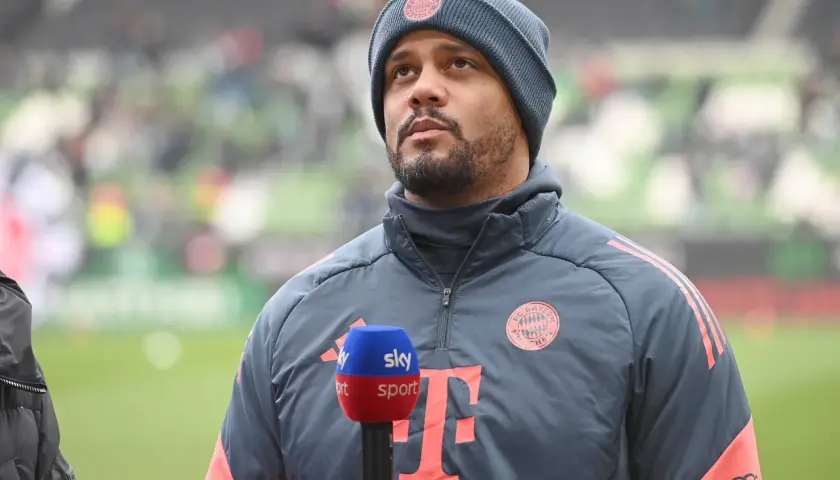 Piłkarz Bayernu Monachium w czapce i kurtce z logo klubu, trzymający mikrofon Sky Sport. Czekamy na kolejne bayern monachium transfery.